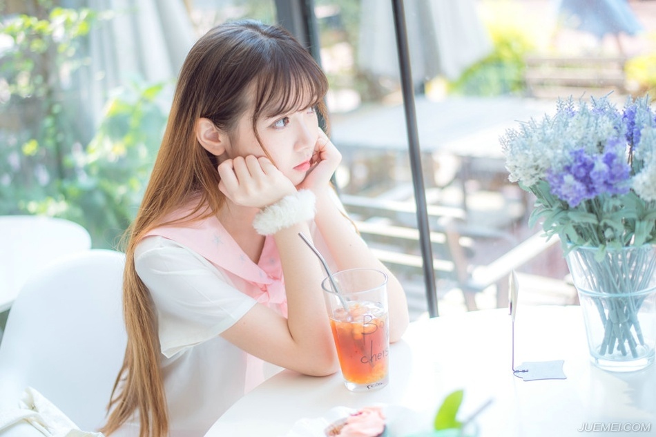 战士的意志要象礁石一样坚定，战士的性格要象和风一样温柔。